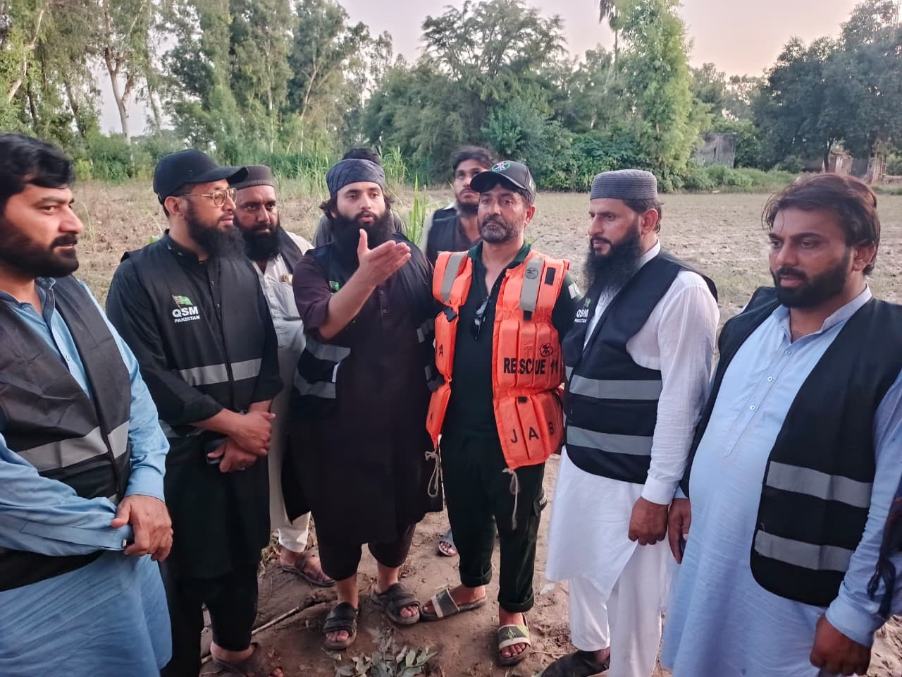 دورۂ قصور: خدمت خلق کا تسلسل
قرآن و سنہ موومنٹ پاکستان کے ڈپٹی سیکرٹری صاحبزادہ قیم الٰہی ظہیر اور ناظم دعوت و تبلیغ پنجاب حافظ کوثر زمان کی قیادت میں خدمتِ خلق کی مرکزی و صوبائی ٹیم نے سیلاب متاثرین کی مدد کے لیے ضلع قصور کا خصوصی دورہ کیا۔ اس موقع پر ستلج کے سیلاب زدہ علاقوں کے متاثرہ خاندانوں میں خشک راشن، تیار کھانا، پینے کا صاف پانی اور دیگر ضروری سامان تقسیم کیا گیا
ضلعی چیئرمین چوہدری نعیم صدیق بھٹہ، ڈاکٹر صلاح الدین، مولانا ضیاء اللہ سلیم، حافظ ابوبکر عثمان، حافظ خالد محمود، یاسر عبید، عکاشہ شیخ، شعیب جعفر، عثمان شاکر، محمد سلیم اور دیگر کارکنان بھی خدمتِ خلق کے عمل میں شریک تھے
الحمدللہ جماعت کے کارکنان مشکل کی اس گھڑی میں ہر ضلع میں خدمتِ انسانیت کا یہ سلسلہ جاری رکھے ہوئے ہیں۔ یاد رہے کہ قرآن و سنہ موومنٹ ضلع قصور کی مقامی ٹیم ضلعی چیئرمین چوہدری نعیم صدیق بھٹہ کی قیادت میں آغاز ہی سے متاثرینِ سیلاب کی خدمت میں مصروفِ عمل ہے
#qsmfloodrelief