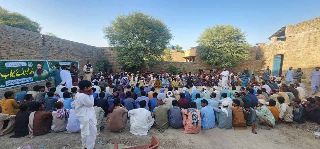 علی پور: قرآن و سنہ موومنٹ ملتان کی ٹیم نے ملاں والی، عظمت پور اور دیگر متاثرہ دیہاتوں کے سیلاب زدہ خاندانوں میں 140 راشن بیگ، 50 خیمے، جانوروں کے لیے 120 تھیلے ونڈا، 300 سے زائد سلے ہوئے کپڑے، 100 پٹ منرل واٹر، 100 مچھر دانیاں، 120 پیکٹ سپیشل اچار اور بچوں کے لیے پیمپرز سمیت دیگر ضروری اشیاء تقسیم کیں