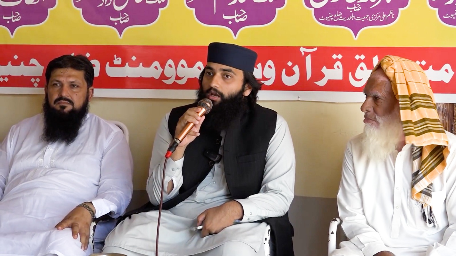 دورۂ چنیوٹ - خدمتِ انسانیت
قرآن و سنہ موومنٹ پاکستان کے ڈپٹی سیکرٹری صاحبزادہ قیم الٰہی ظہیر نے اپنے رفقاء کے ہمراہ چنیوٹ میں قائم قرآن و سنہ موومنٹ کے ریلیف کیمپ کا دورہ کیا۔ ضلعی چیئرمین چوہدری مدثر رحمانی نے علاقہ بھر میں سروے کرکے اصل مستحق خاندانوں کی فہرست تیار کی اور ٹوکن کے ذریعے انہیں کیمپ میں بلا کر باعزت طریقے سے 125 گھرانوں میں خشک راشن تقسیم کیا، جبکہ 250 افراد کو تیار شدہ کھانا فراہم کیا گیا
اسی موقع پر قرآن و سنہ موومنٹ ضلع فیصل آباد کی ٹیم نے ڈاکٹر طاہر مصدق کی قیادت میں فری میڈیکل کیمپ لگایا، جہاں تقریباً 300 افراد کا چیک اپ کیا گیا اور مفت ادویات فراہم کی گئیں
الحمدللہ جماعت کے کارکنان مشکل کی اس گھڑی میں ہر ضلع میں خدمتِ انسانیت کا یہ سلسلہ جاری رکھے ہوئے ہیں
#qsmfloodrelief #chiniot #FloodRelief