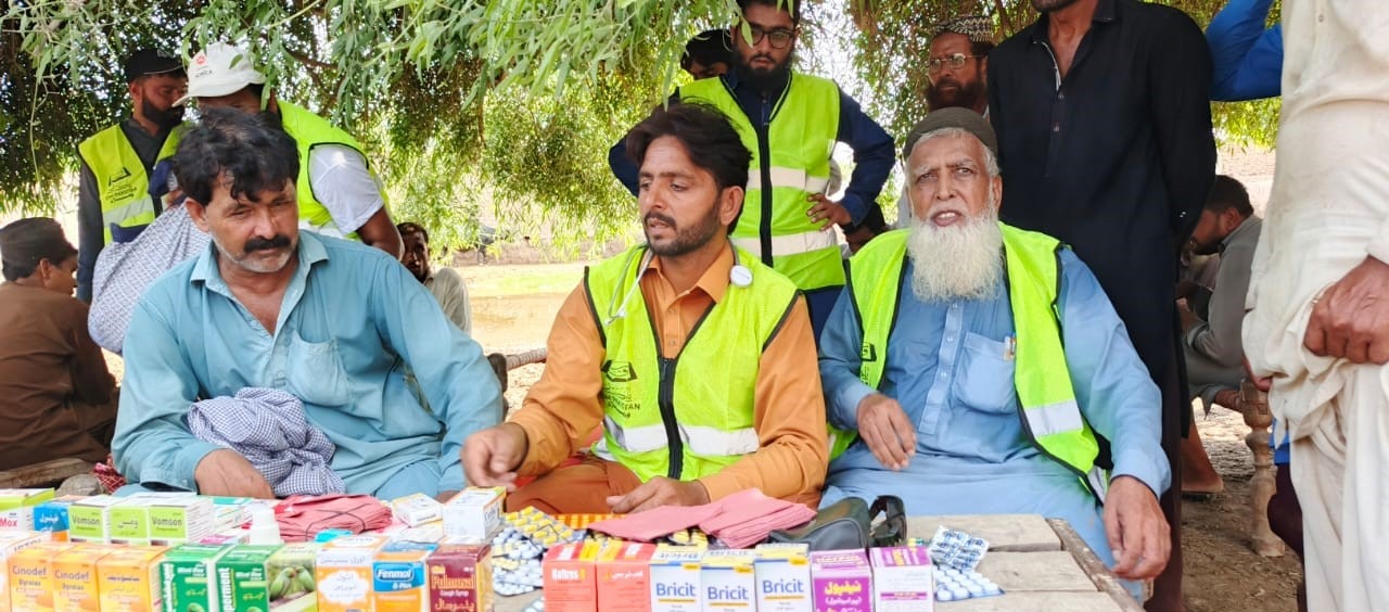 وہاڑی: گزشتہ کئی روز سے قرآن و سنہ موومنٹ ضلع وہاڑی کے کارکنان و ذمہ داران سیلاب متاثرین کی مدد کے لیے قربانی اور ایثار کی شاندار مثال قائم کر رہے ہیں۔ تحصیل بوریوالہ کے کارکنان امدادی سامان اور پینے کا پانی اپنے کندھوں پر اٹھا کر تقریباً ایک کلومیٹر پانی میں پیدل چل کر متاثرہ افراد تک پہنچا رہے ہیں
قرآن و سنہ موومنٹ ضلع وہاڑی کی جانب سے پل مگھرانہ، 41 کے بی، کچی پکی، جملیرہ، بن موڑ، بھنڈی جتیرا، کھادر نہر کے متاثرہ خاندانوں میں کھانا، کپڑے، بستر، پینے کا صاف پانی اور ادویات فراہم کی گئیں۔ مریضوں کے چیک اپ اور علاج کے لیے مفت میڈیکل سہولیات بھی فراہم کی گئیں
قرآن و سنہ موومنٹ نے سیلاب متاثرین کے ساتھ ساتھ ان کے جانوروں کے لیے بھی خوراک کا وسیع انتظام کیا اور تقریباً 12 ہزار کلو چارہ متاثرہ علاقوں میں پہنچایا تاکہ جانوروں کی جانیں بچائی جا سکیں
موومنٹ کے کارکنان نے خشک راشن کے ساتھ پکا پکایا کھانا بھی متاثرہ بستیوں میں پہنچایا اور کشتیوں کو خود چلا کر امدادی سامان بروقت ہر گھر تک پہنچایا
اس خدمتِ خلق کے کام میں ضلعی چیئرمین مولانا محمد اشرف بھٹی، ضلعی جنرل سیکرٹری محمد منصب جوئیہ، تحصیلی چیئرمین عبداللہ دانش، تحصیلی جنرل سیکرٹری مولانا یوسف ثاقب، ضلعی سیکرٹری اطلاعات مولانا سلمان اشرف، چیئرمین سٹی وہاڑی انجینئر حافظ سعد، ابرار حسین، قاری عبدالحفیظ (چیئرمین یونٹ 309)، ڈاکٹر محمد انور (چیئرمین سیکٹر ڈلن بنگلہ)، مولانا ناظم حقانی (تحصیلی ناظم تبلیغ)، مولانا ارشد گوہر (تحصیلی ناظم مالیت)، مولانا بدر منیر انور (تحصیلی صدر)، احسان اللہ (سوشل میڈیا ایڈوائزر)، محمد رمضان سوہل جٹ (ناظم تعلقات عامہ)، قاری عزیز الرحمن (یونٹ 417)، سمیع اللہ یوسف (یونٹ 499) اور دیگر کارکنان شریک ہوئے
الحمدللہ قرآن و سنہ موومنٹ کے کارکنان مشکل کی اس گھڑی میں دن رات خدمتِ انسانیت میں مصروف ہیں اور یہ سلسلہ ان شاءاللہ جاری رہے گا
#qsmfloodrelief